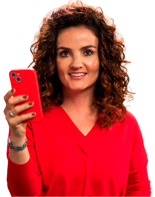 Michelly Correa, influenciadora digital, sorrindo e segurando um celular que exibe o aplicativo do Superdia Clube.